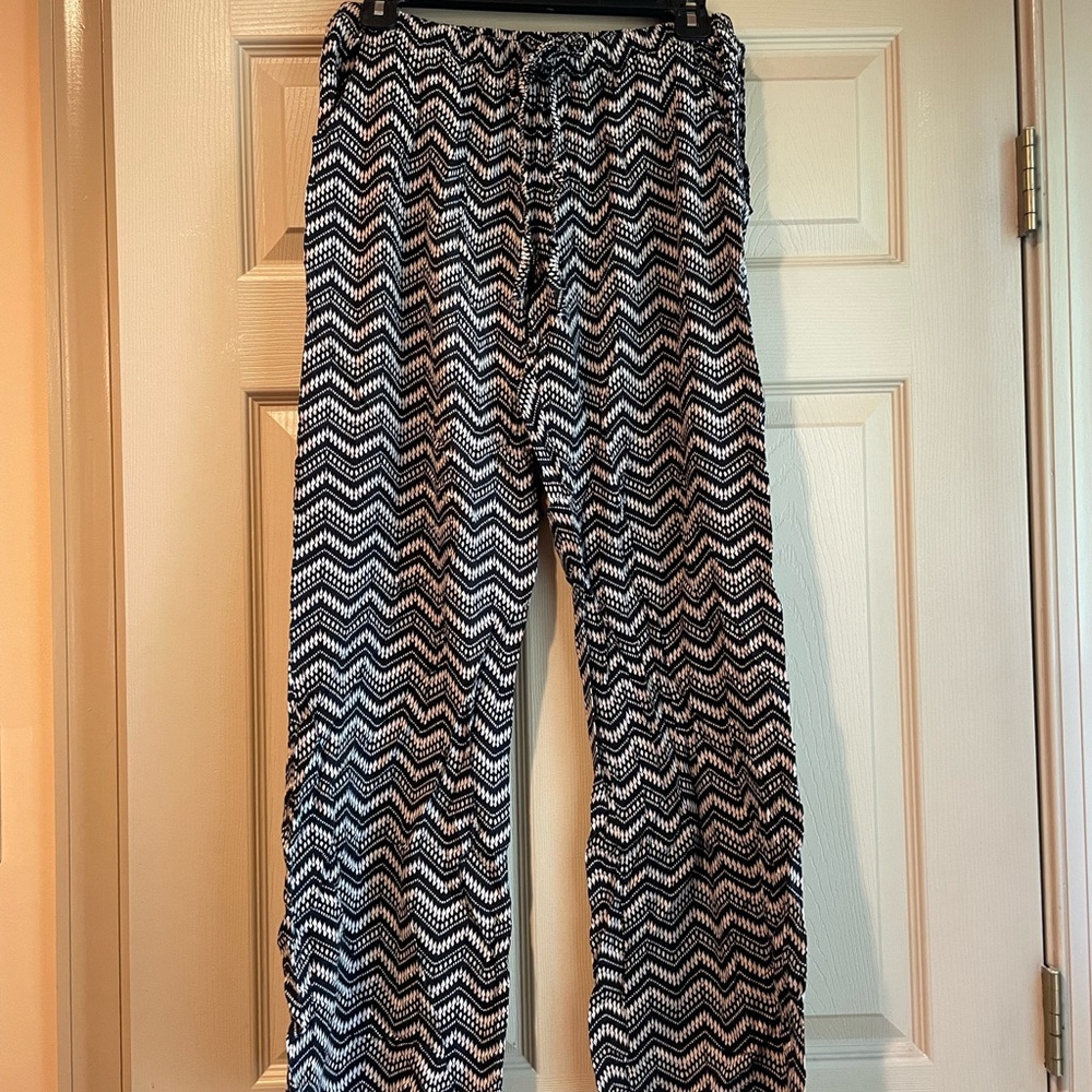 BeBop Black‎ and Cream Chevron Pattern Soft Pants w/Drawstring, Size Medium